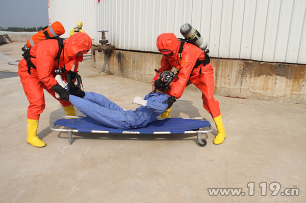 消防官兵將傷員抬上擔(dān)架