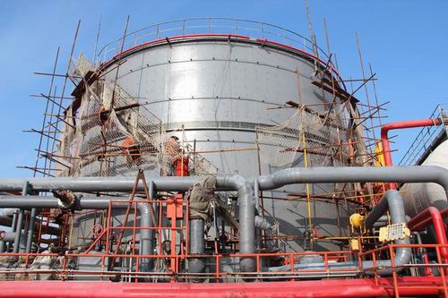 圖為正在進(jìn)行冷補(bǔ)施工